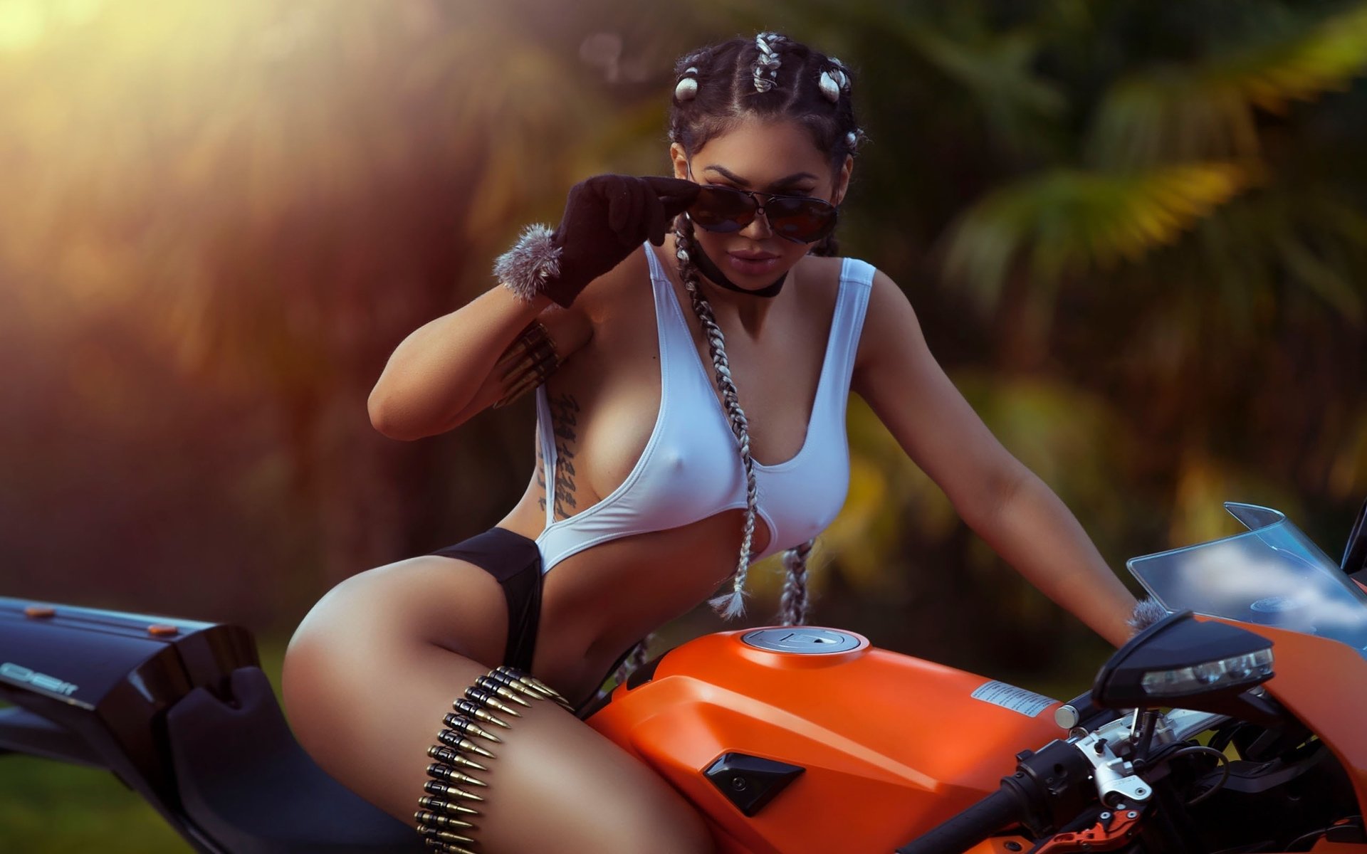 Take a pause and enjoy Girls with tattoos and motorcycles — streaming from Hargeisa