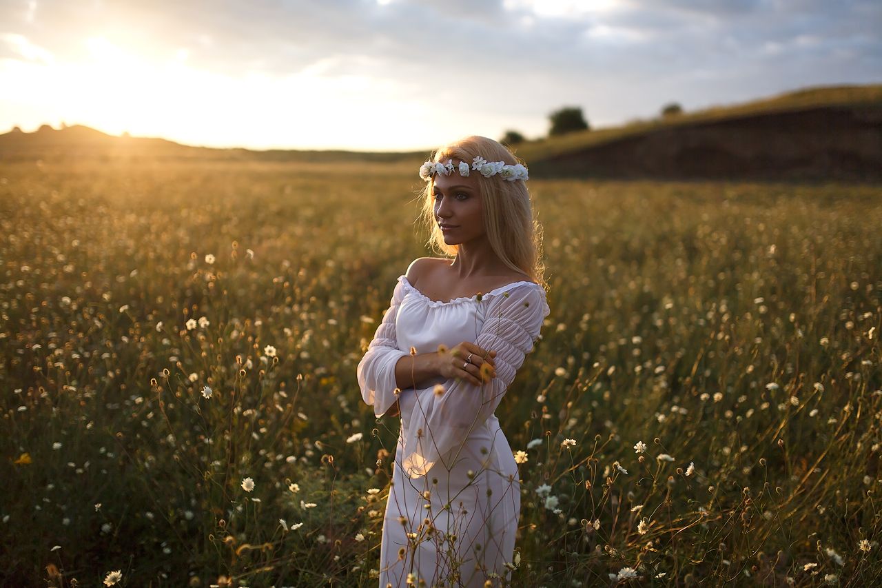 Girls in Slavic costumes in Hargeisa